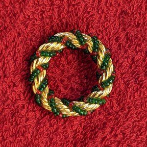 Gold Tone Rope Design Green & Red Seed Bead Wrapped Christmas Wreath Brooch Pin